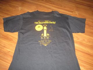 the HALLOWEEN PARTY VINTAGE REM ALOHA TOWER 1984 CONCERT TEE SHIRT R.  E.  M.  STIPE 4