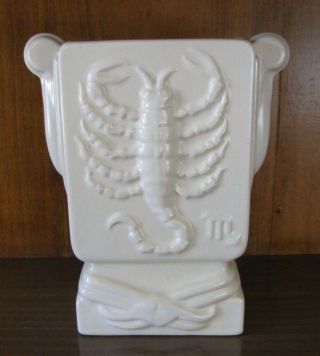 Rare And Scarce Vintage Metlox White Poppytrail Zodiac Vase " Scorpio " Romanelli