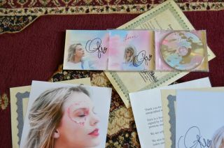 TAYLOR SWIFT AUTOGRAPHED PHOTOs & CD 