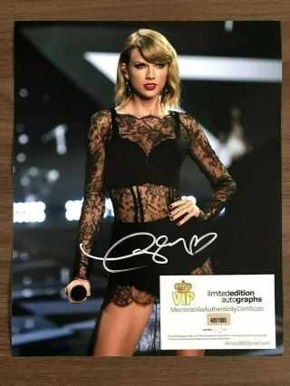 Taylor Swift Autographed Photo W/certificate Of Authenticity