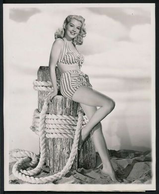 1947 Photo Barbara Bates In Sexy Bikini Leggy Pose