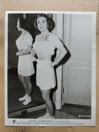Joan Crawford Shows Off Her Figure Leggy Candid Portrait Photo 1950 