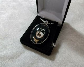 KISS MAKEUP FACES PHOTO NECKLACE w/ SILVER CHAIN & DISPLAY BOX GROUP SET 2