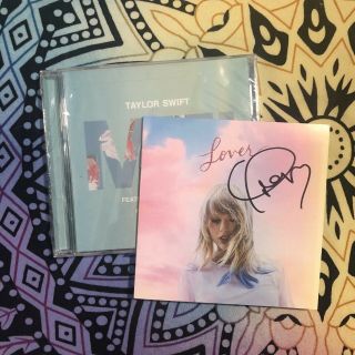 Taylor Swift Signed “lover” Booklet,  Me Single Cd