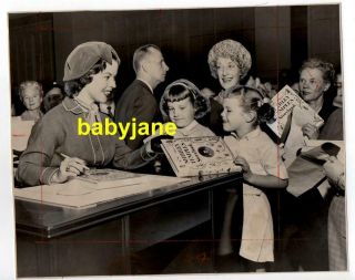 Shirley Temple Orig 7x9 Photo 1958 At Book Signing Shirley Temple Storybook