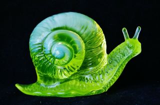 Antique Fenton Vaseline Uranium Art Glass Snail Figurine Paperweight