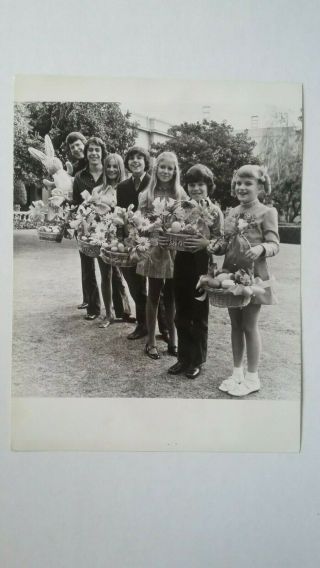 1972 Vintage THE BRADY BUNCH Press Photo FAMILY EASTER BASKETS RARE 4