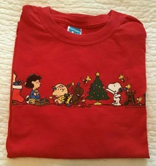 Peanuts Gang Charlie Brown Snoopy Decorating Christmas Tree Red Large T Shirt