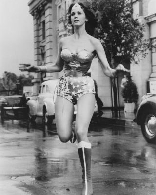 Lynda Carter As Wonder Woman In Wonder Woman Running In Street 8x10 Photo