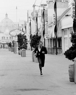 The Fugitive David Janssen Running Santa Monica Pier Amusement Park 8x10 Photo