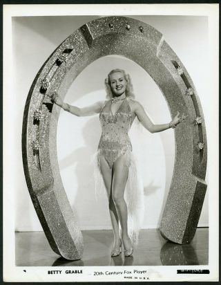 Betty Grable,  Diamond Horseshoe Vintage 1945 Leggy Cheesecake Photo