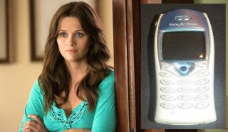 The Good Lie Carrie (reese Witherspoon) Accessorie Movie Prop Cell Phone (a)