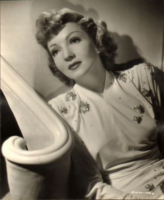 Claudette Colbert Lovely Vintage 1940s Hollywood Glamour Portrait Photo
