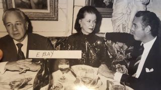 Dark Shadows Star Joan Bennett & Future Husband David Wilde.  At Dinner 1975 8x10