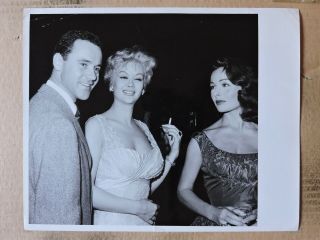 Monique Van Vooren And Jean Crain With Jack Lemmon Busty Candid Photo 1960 