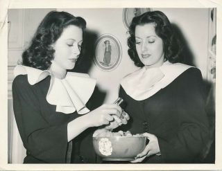 Hedy Lamarr & Stand In Candid Mgm Studio Set Vintage 1943 Press Photo