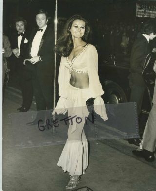 Sexy Busty Imogen Hassal Rare Candid Photo