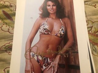 Raquel Welch Sexy Sultry Body Signed 8.  5 X 11 Auto Autograph W/ Holo