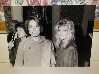 Mary Tyler Moore And Heather Locklear - 7 X 9 Black & White Photograph From 1985
