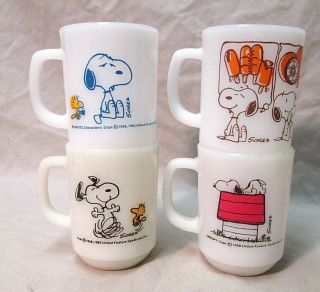 Vintage Set Of 4 Fire King Anchor Hocking Snoopy Peanuts Gang Coffee Cups Mugs