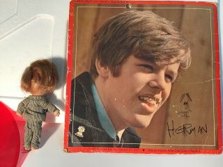 VINTAGE SHOW BIZ BABIES HERMAN HERMITS DOLL WITH RED RECORD AND CARD PETER NOONE 5