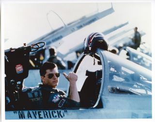 Top Gun 8x10 Publicity Photo Tom Cruise In Cockpit Thumbs Up As Maverick