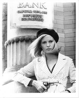 Bonnie And Clyde 8x10 Publicity Photo Faye Dunaway Outside Bank With Gun