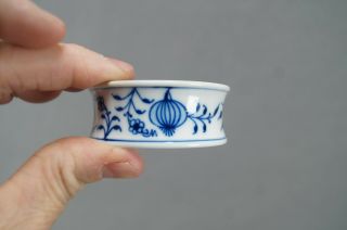 20th Century Meissen Hand Painted Blue Onion Porcelain Napkin Rings 7