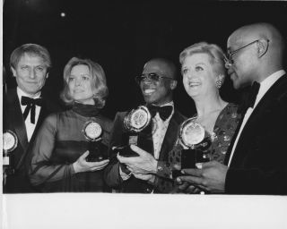 Angela Lansbury & Ellen Burstyn Hold Their Tony Awards Orig 1975 Press Photo