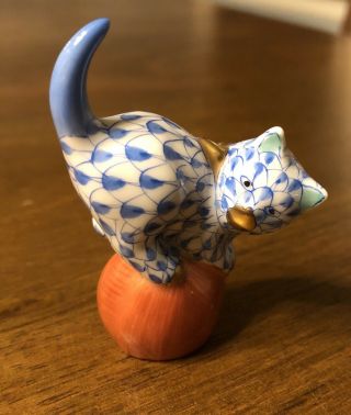 Herend Hungary 2” Blue Fishnet Cat With Yarn Ball And 22k Gold Accents 5221