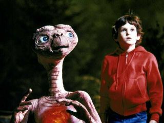 Signed In 1983 - Henry Thomas - E.  T.  The Extra - Terrestrial Haunting Hill House