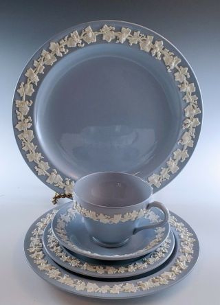 Wedgwood Embossed Queensware Cream On Lavender Smooth Edge 5pc Place Setting (s)