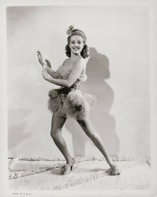 Betty Grable Shows Off Her Legs Orig 1941 Cheesecake Portrait Yank In R.  A.  F.