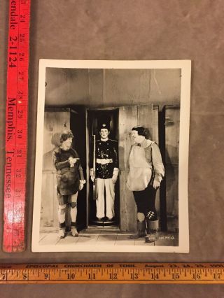 B&w Press/publicity Photo Stan Laurel/oliver Hardy With Life Sized Toy Soldier