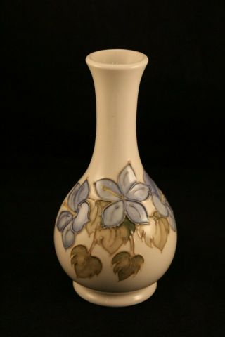 Vintage Moorcroft Art Pottery Blue Hibiscus Flower On White Cream 6 " Bud Vase