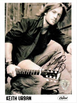 Country Music Singer Keith Urban Signed 8 " X 10 " Photo With Guitar Pick &