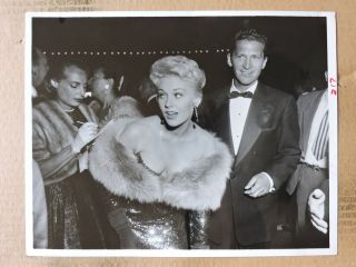 Kim Novak With Mac Krim Busty Candid News Photo 1955