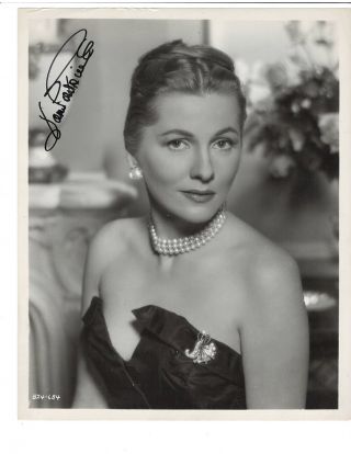 Joan Fontaine Signed 8 X 10 Photo / Autographed