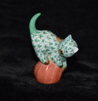Herend Figurine - Cat On Top Of Ball Of Orange Yarn - Green Fishnet 2.  5 " L -