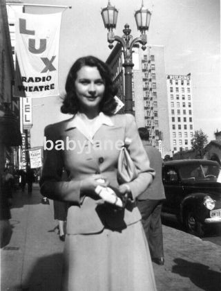 011 Vivien Leigh Candid Outside Lux Radio Theater Taken By A Fan Photo