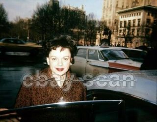 Judy Garland Candid By Car 8x10 Photo Hj - 15