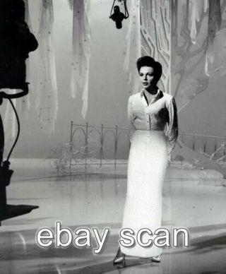 Judy Garland Stage Candid 8x10 Photo 97