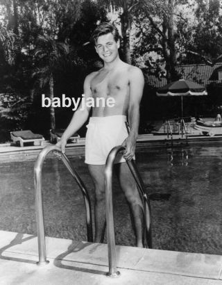013 Robert Wagner Young Cute In Bathing Suit In The Pool Photo