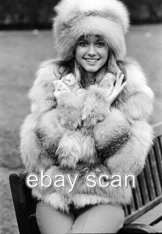 Olivia Newton John In Fur Coat 8x10 Photo 08