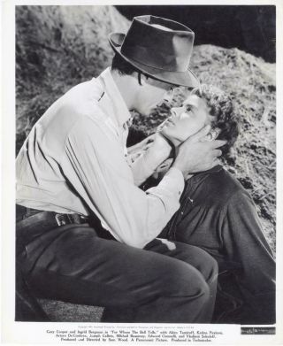 " For Whom The Bell Tolls " - Photo - Ingrid Bergman - Gary Cooper - Embrace