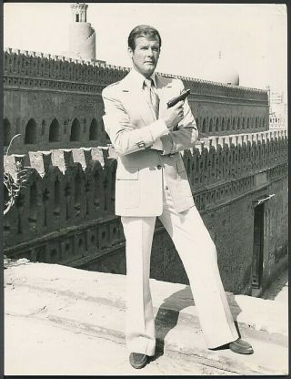 1970’s Photo Roger Moore As " 007 " James Bond With Gun