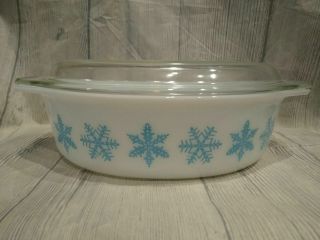 Vintage Pyrex 2.  5 Qt.  White W/turquois Snowflake Oval Casserole Dish W/lid