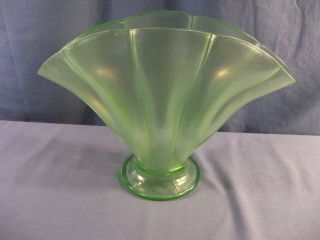 Vintage Fenton Florentine Green Stretch Glass Fan Vase - Glows Under Black Light
