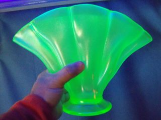 Vintage Fenton Florentine Green Stretch Glass Fan Vase - Glows Under Black Light 2