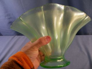 Vintage Fenton Florentine Green Stretch Glass Fan Vase - Glows Under Black Light 3